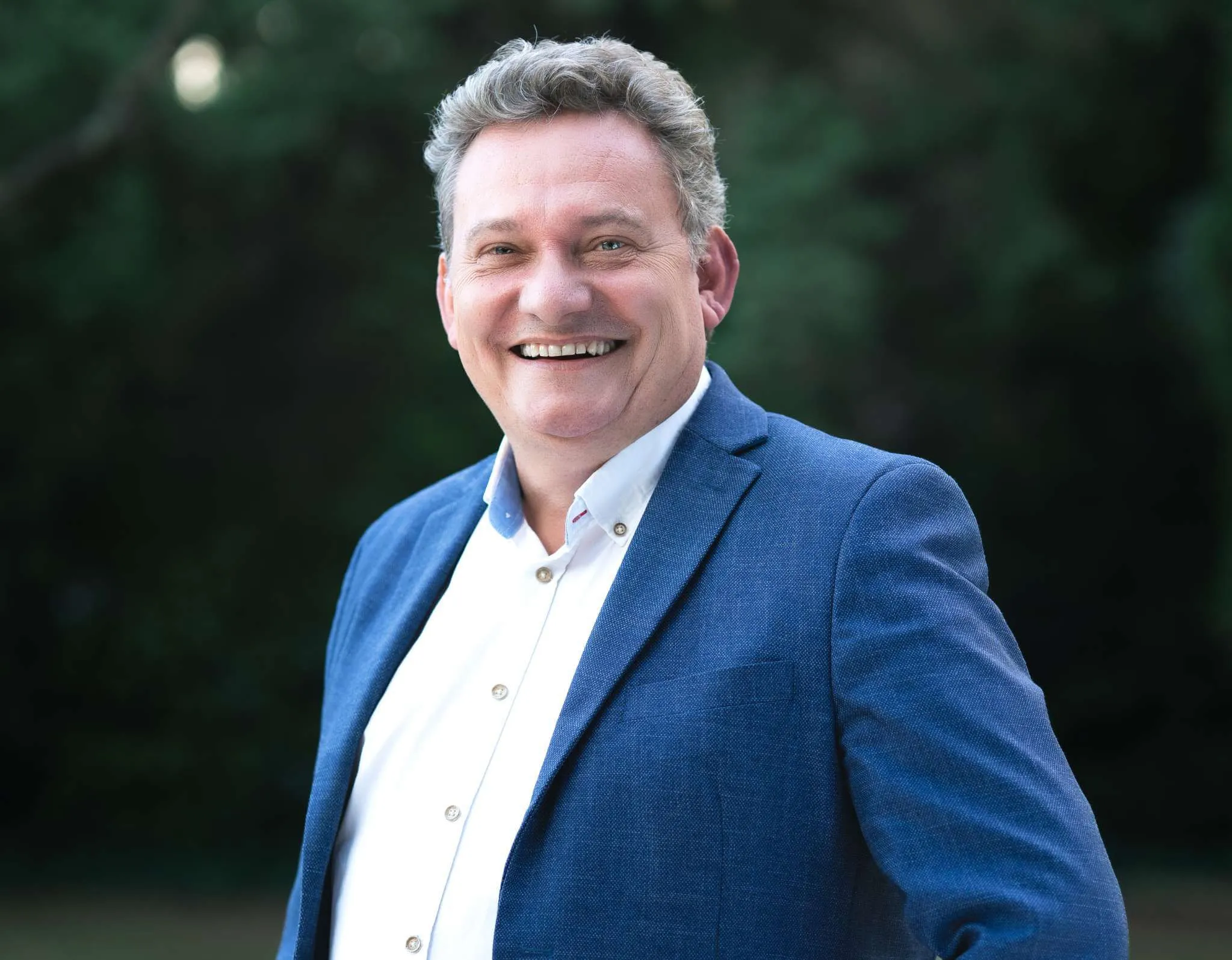 Portrait souriant en extérieur, réalisé pour un article de presse