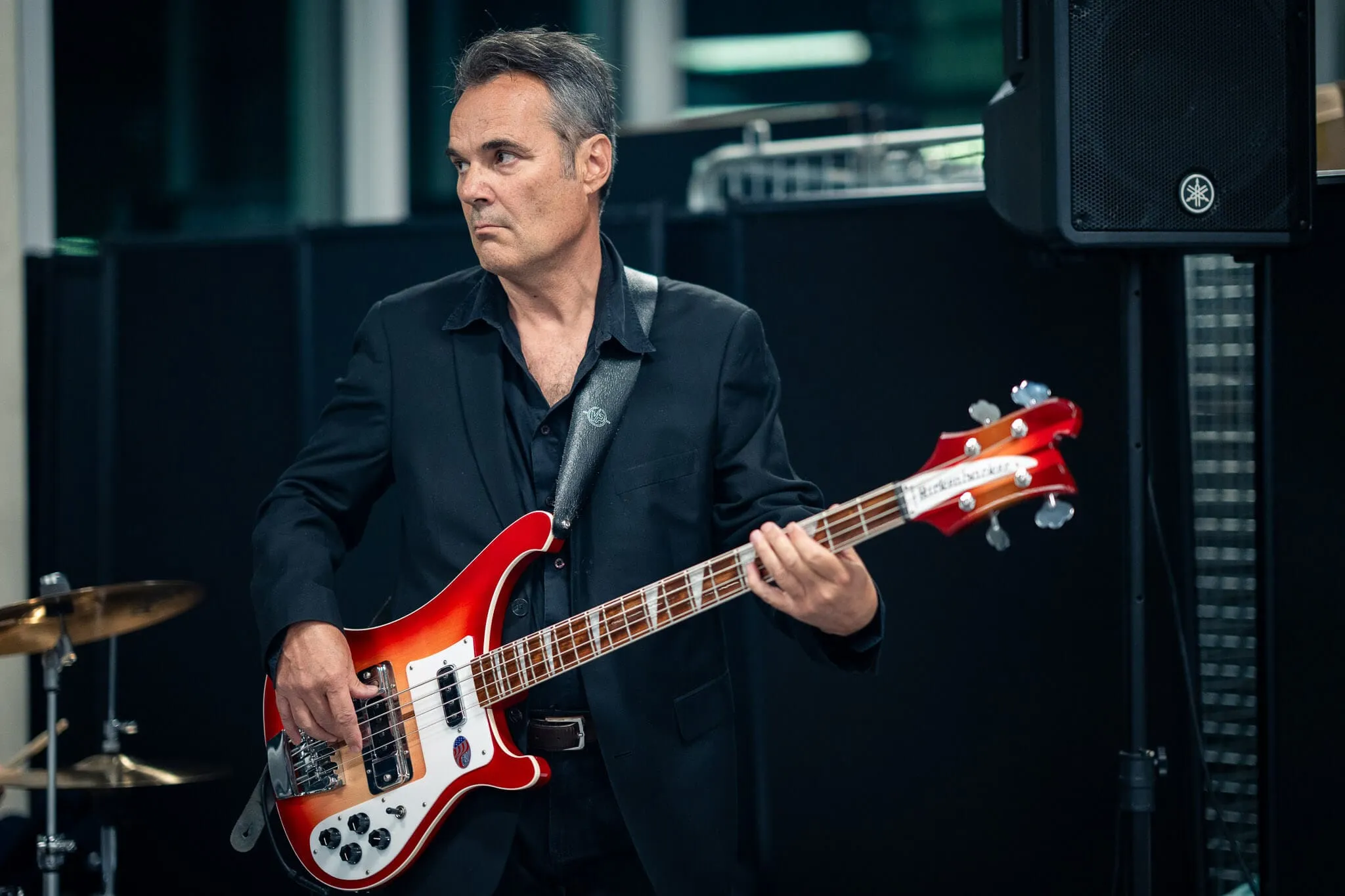 Musicien à la basse pendant la soirée