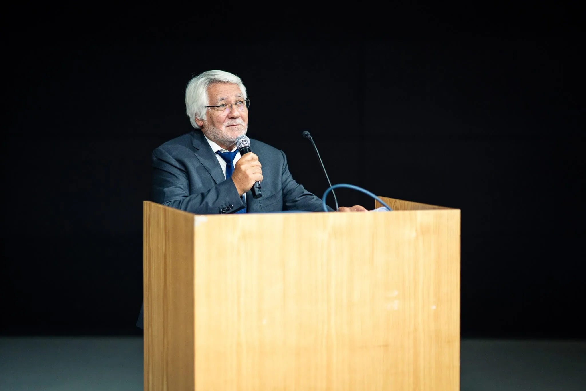 Discours au pupitre pendant une soirée professionnelle