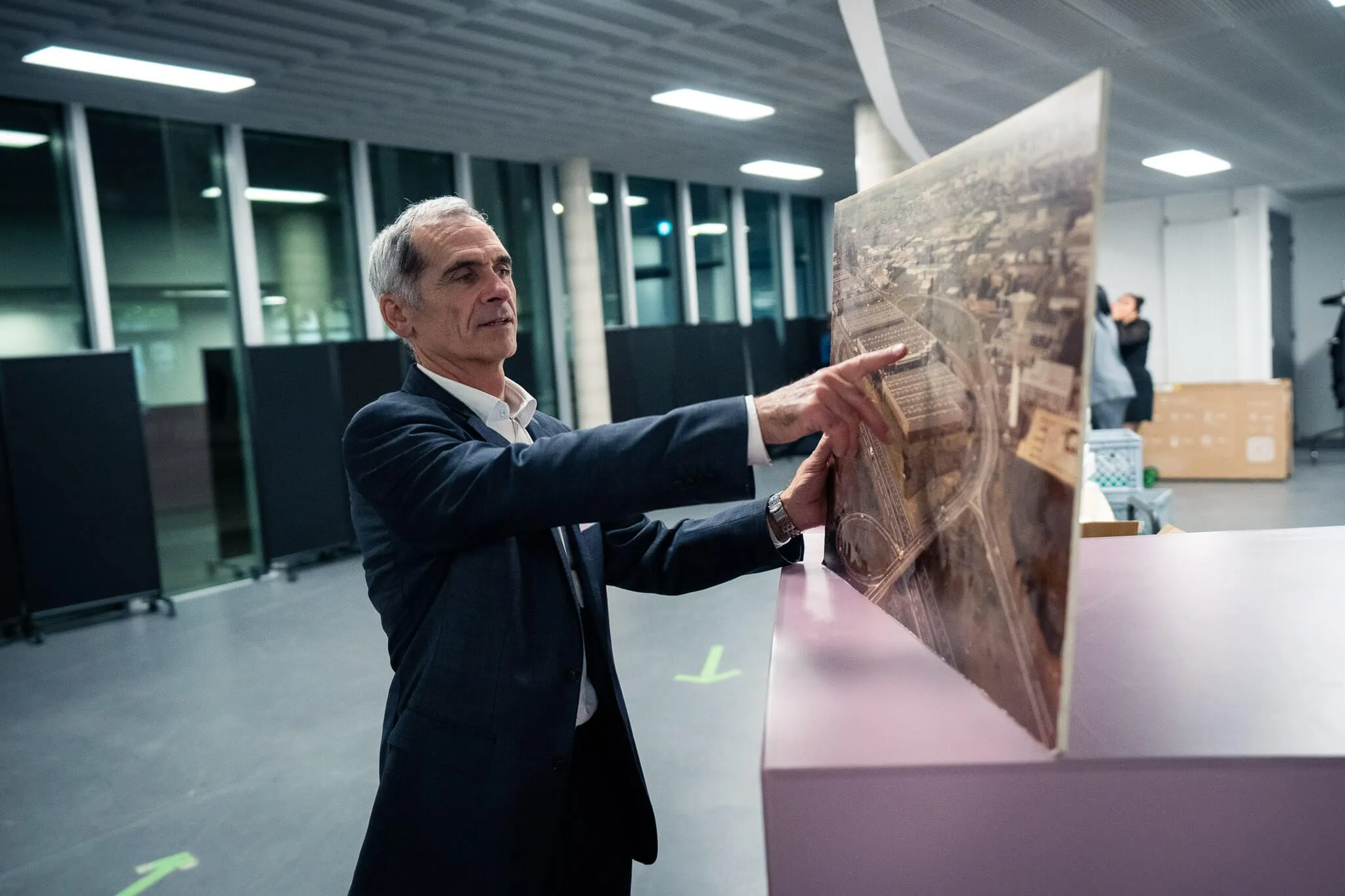 Participant désignant une grande photographie exposée