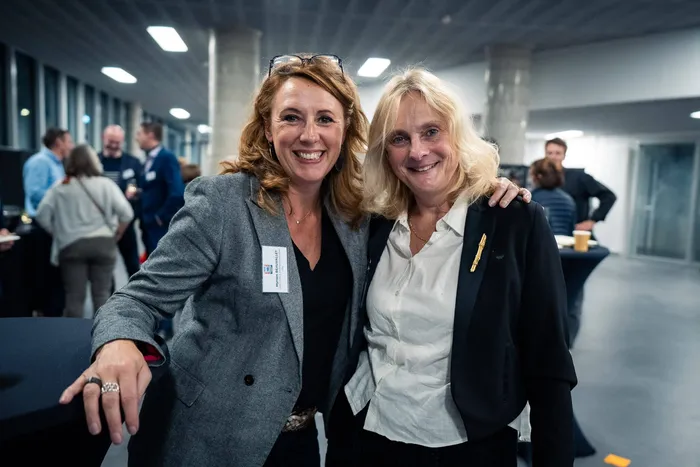 Deux participantes souriantes pendant une soirée professionnelle