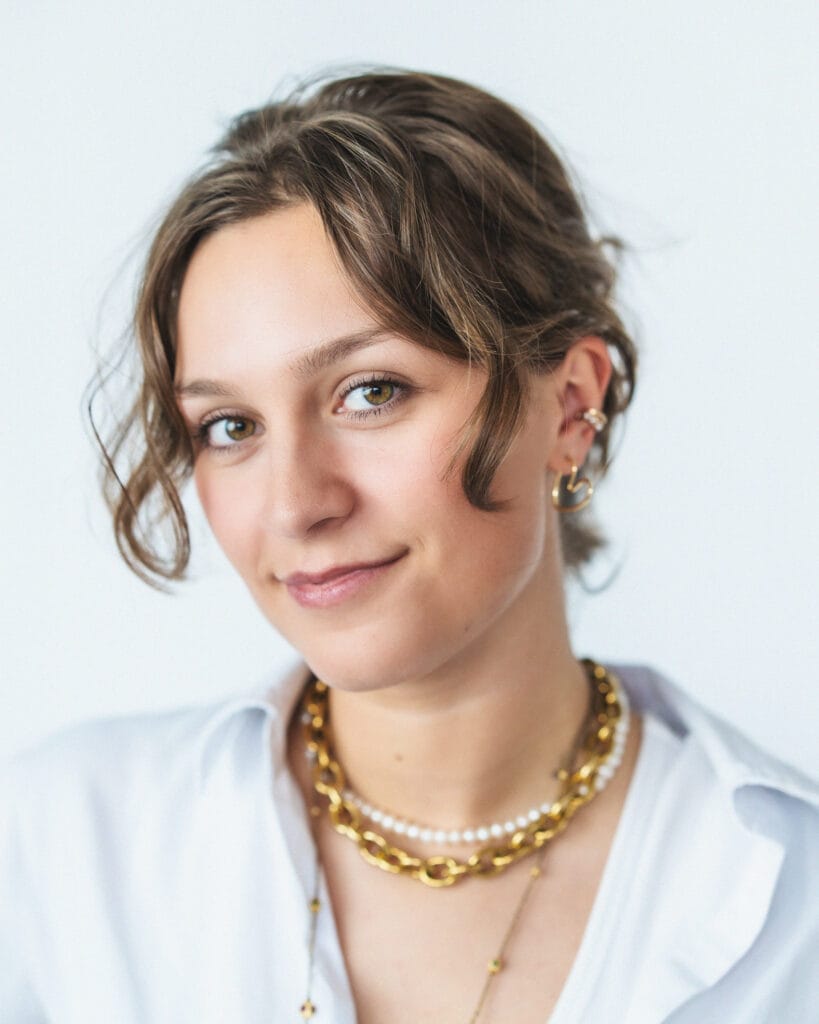 Portrait professionnel d'une Directrice Artistique réalisé par Paul Parmentier, photographe corporate à Paris