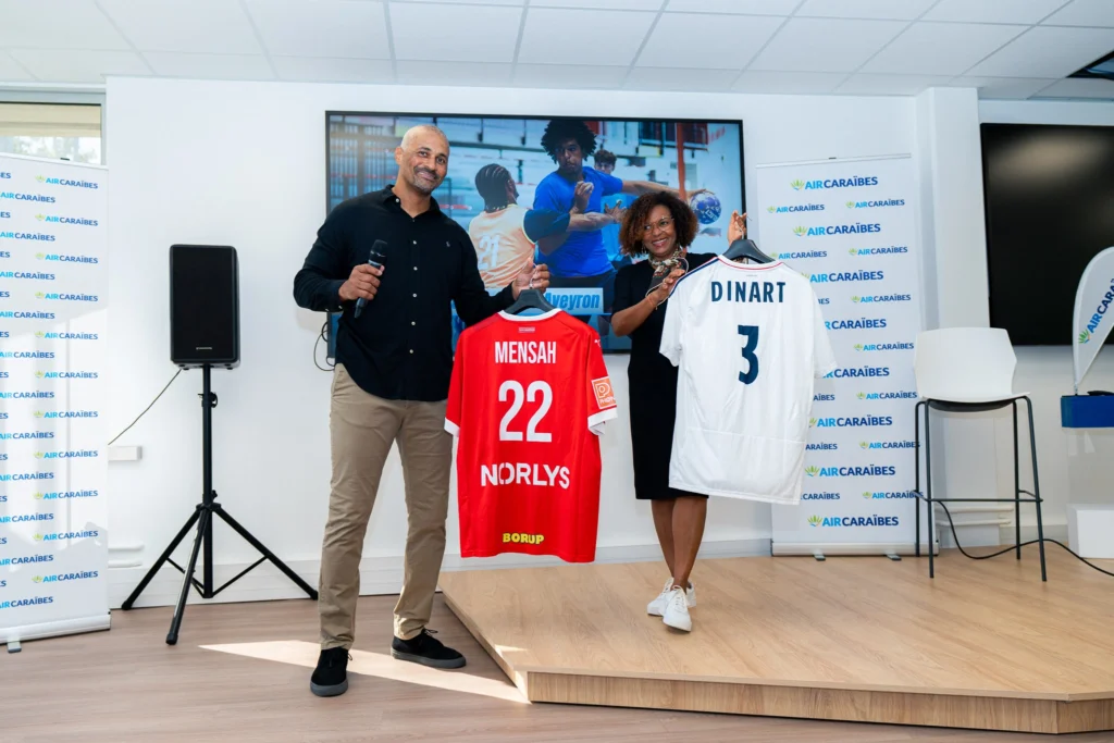 Photo prise lors de la conférence de Didier Dinart au siège de Air Caraibes à Paris