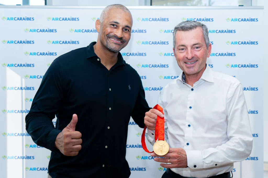 Photo prise lors de la conférence de Didier Dinart au siège de Air Caraibes à Paris